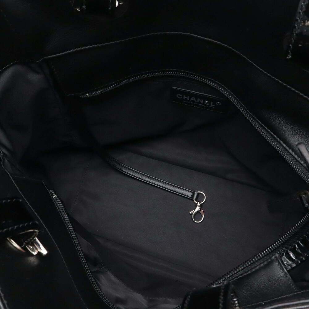 CHANEL Black Leather Shoulder Bag - Picture 8 of 9